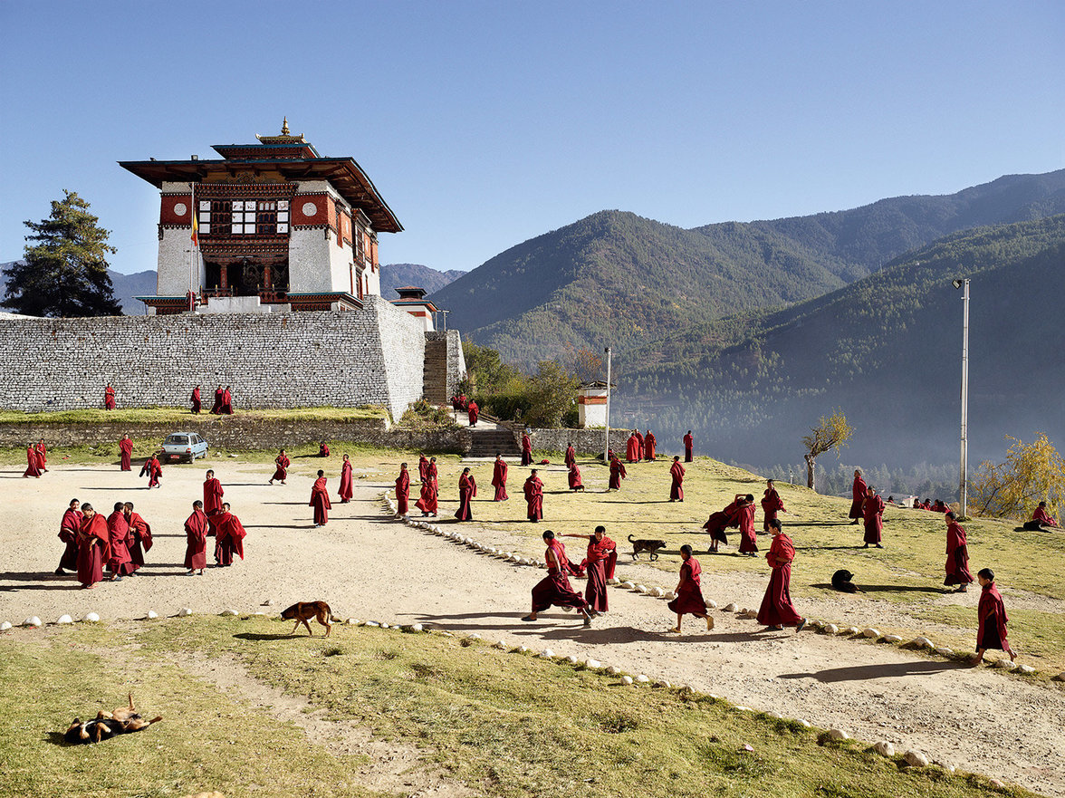 Kinder spielen auf einem Schulhof in Bhutan