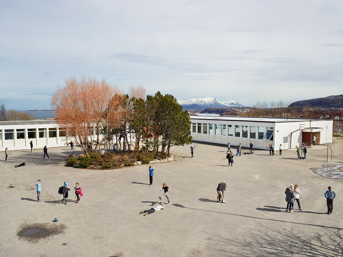 Kinder spielen auf einem Schulhof in Norwegen