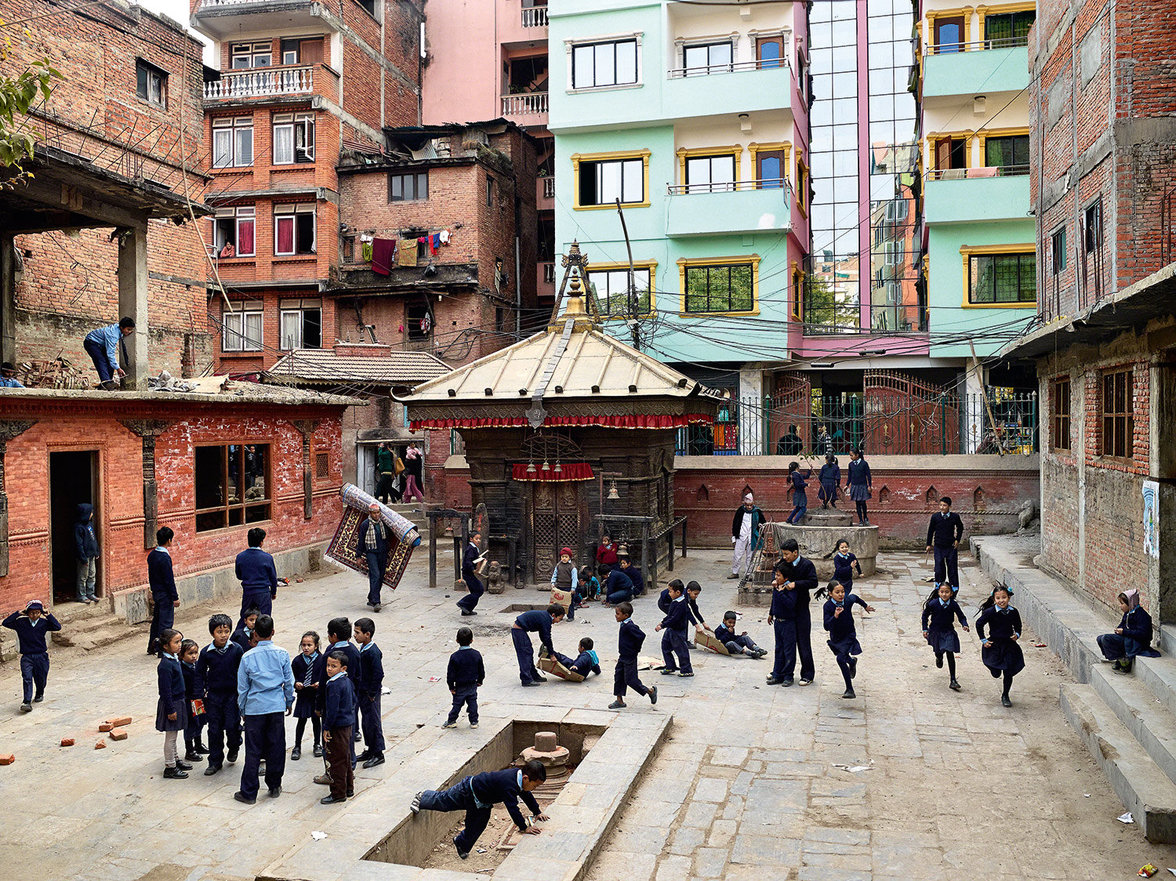 Kinder spielen auf einem Schulhof in Nepal