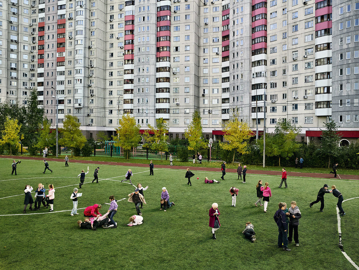 Kinder spielen auf einem Schulhof in Russland
