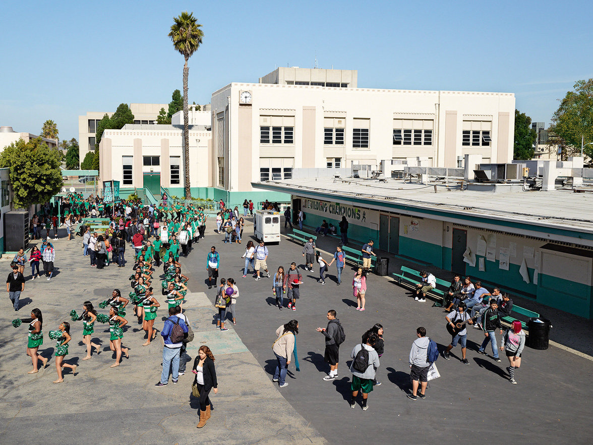 Kinder spielen auf einem Schulhof in den USA
