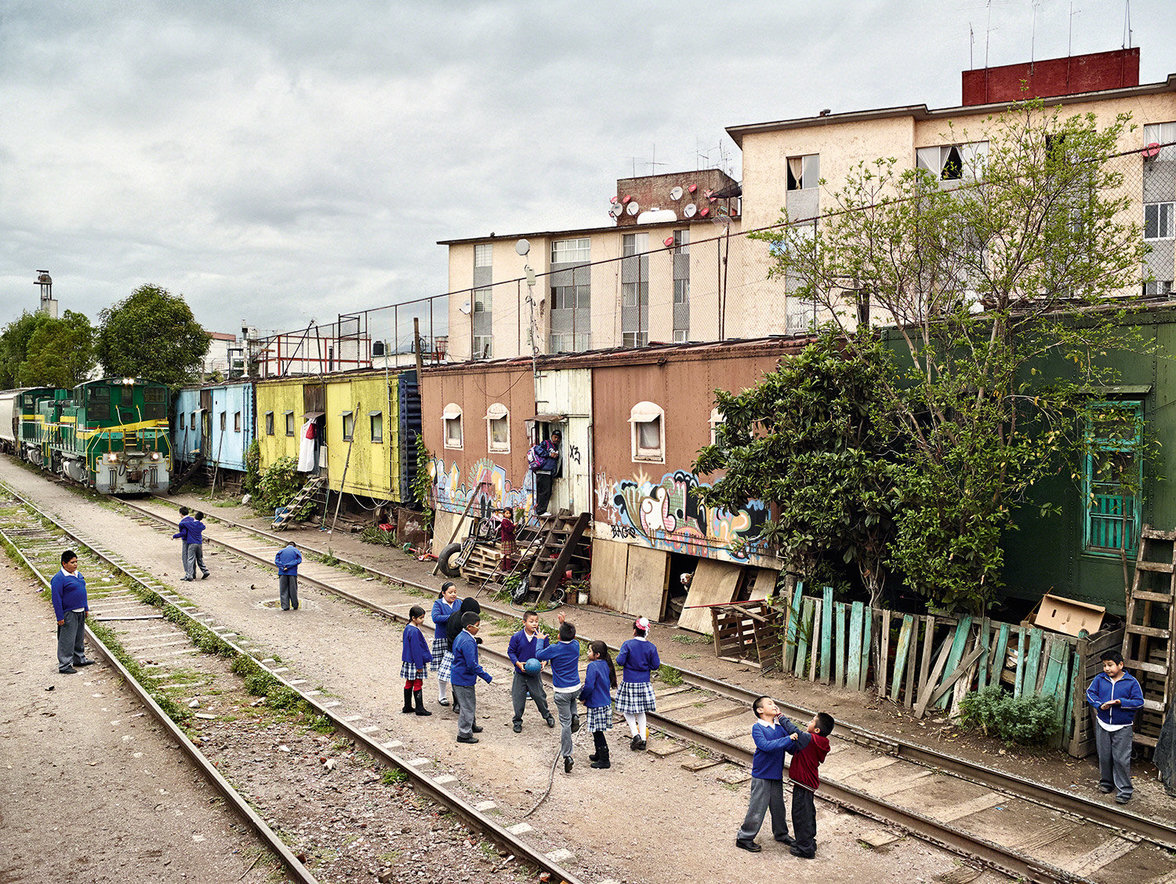 Kinder spielen auf einem Schulhof in Mexiko