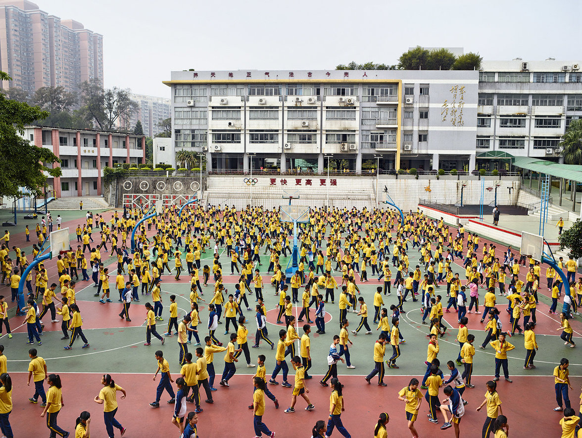 Kinder spielen auf einem Schulhof in China