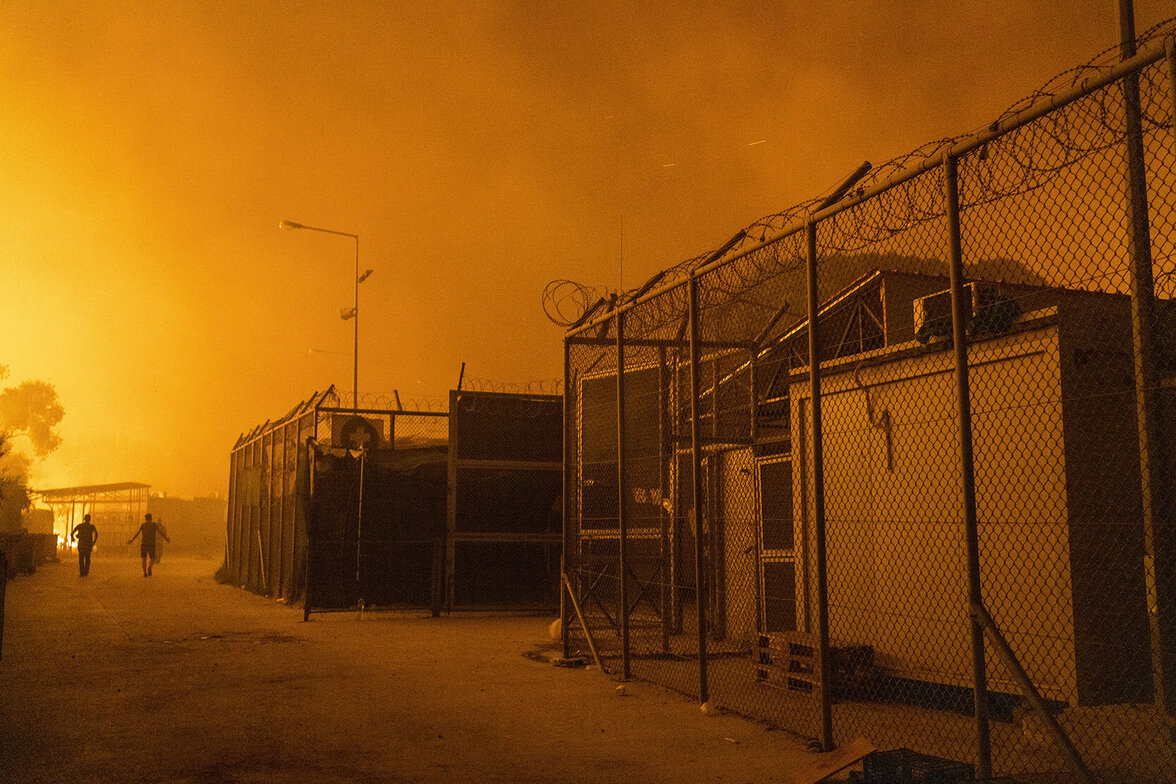 Feuer in Moria (Foto: Murat Tueremis/laif)