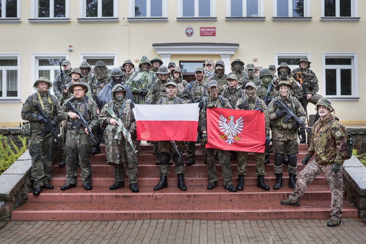 Das obligatorische Gruppenbild der Strzelec-Einheit am Ende einer Übung. In der Mitte die polnische Flagge. Rechts die Flagge der Woiwodschaft Masowien