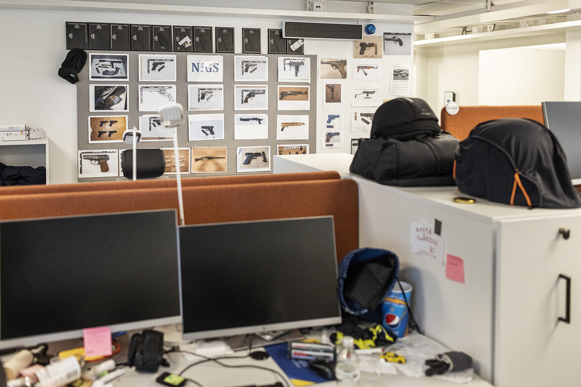 Bilder von beschlagnahmten Waffen in einer Polizeistation in Rinkeby (Foto: Ilvy Njiokiktjien/NYT/Redux/laif)