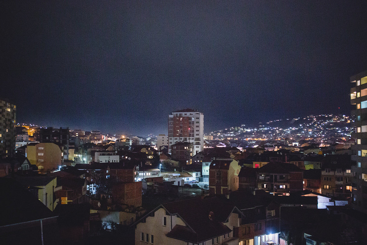 Pristina bei Nacht