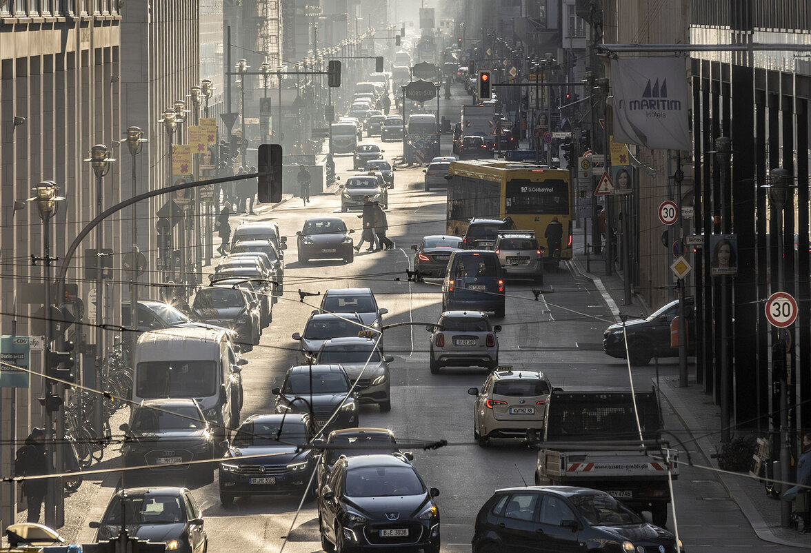 Rushhour auf der Friedrichstraße in Berlin (Foto: Paul Langrock/laif)