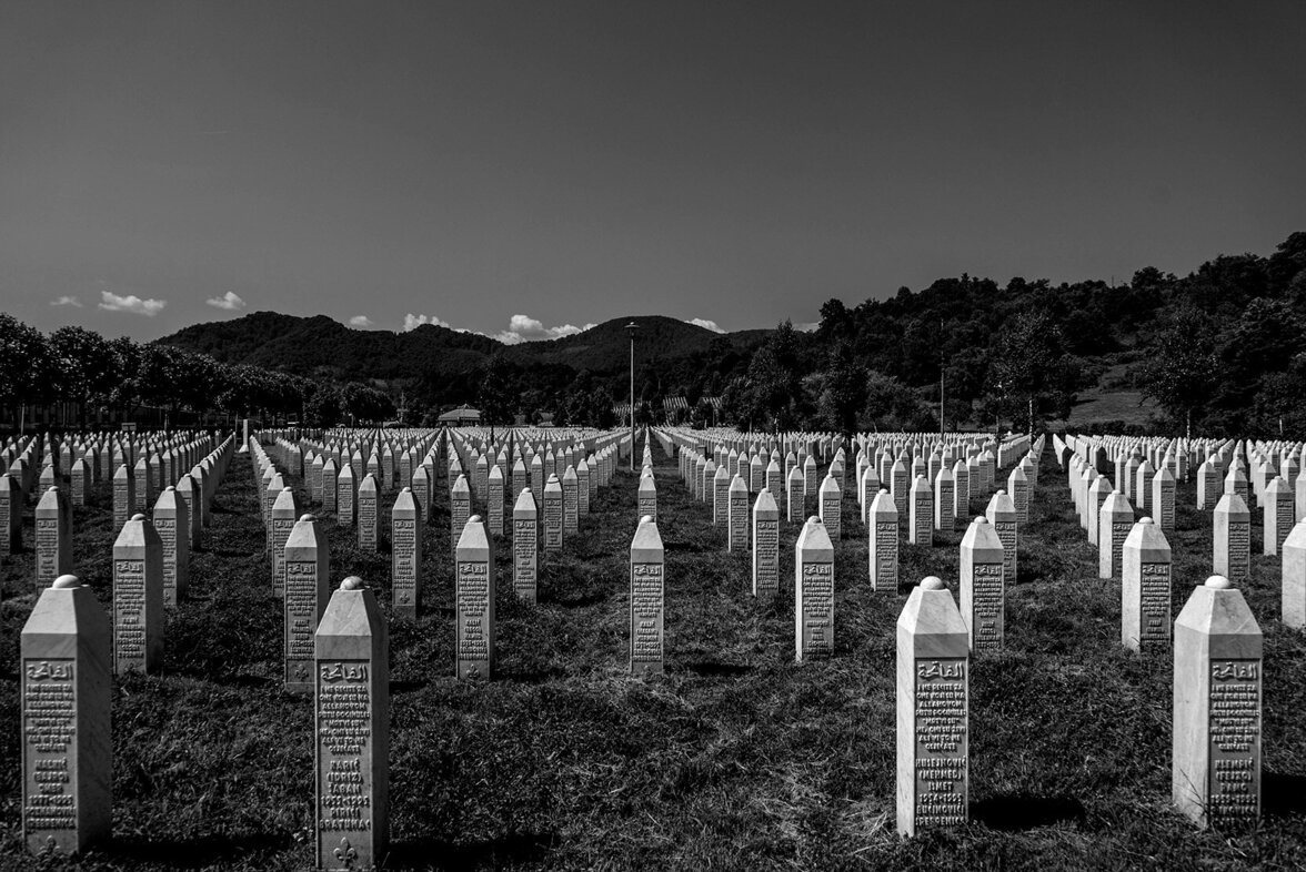 Die Gedenkstätte und der Friedhof von Srebrenica in Potocari, Bosnien (Foto:  Andrew Testa/NYT/Redux/laif)