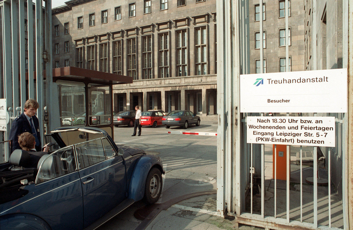 Die Treuhand-Zentrale in Berlin, Leipziger/Ecke Otto-Grothewohl-Straße  (Foto: Hubert Link / ZB - Fotoreport)