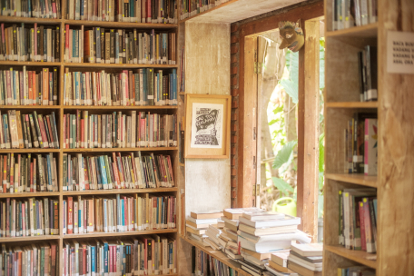Bücherregale der Taman Baca Kesiman Bibliothek