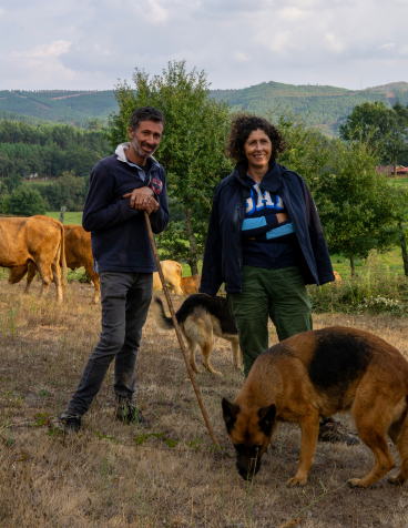 Nelson, Aida und ihr Hund auf der Weide
