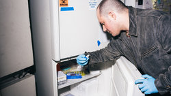 Anthony Di Franco nimmt eine Probe aus einem Kühlschrank in den Counter Culture Labs