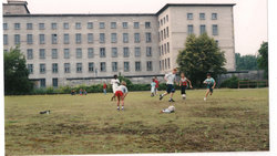 Fußball spielende Kinder an der Berliner Niederkirchner Straße