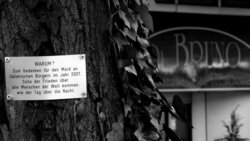 Eine kleine Gedenktafel hängt am 23.08.2007 an einem Baum vor dem Lokal "Da Bruno" in Duisburg