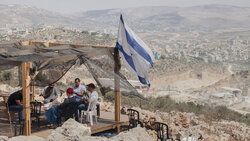 Siedler-Outpost Evyatar am Jabal Subeih mit Blick auf das Dorf Beita im Westjordanland