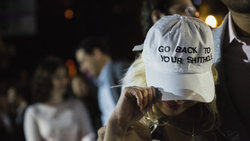 Frau mit Baseballcap mit der Aufschrift "Go Back To Your Shithole" Foto: Glenna Gordon 