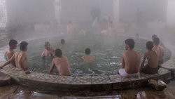 Männer baden im Hammam