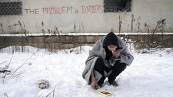 Flüchtling isst im Schnee