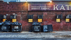 Mülltonnen in einer New Yorker Gasse