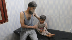 Ein Mann mit verletztem Kleinkind nach dem Luftangriff (Foto: Huseyin Fazil/picture alliance / AA) 