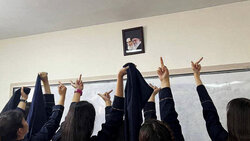 In einer Schule zeigen Mädchen ohne Kopftuch dem geistlichen Führer, was sie von ihm halten