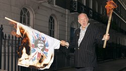 Joe Corré verbrennt ein Sex-Pistols-T-Shirt