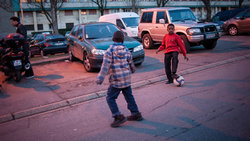 Kinder in der Pariser Banlieue spielen Fußball