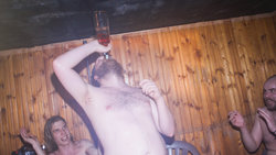 Junge Finnen feiern in der Sauna
