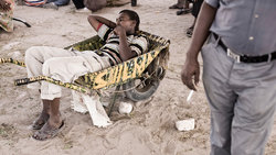 Ein Somaliländer liegt in einer Schubkarre und kaut Khat 