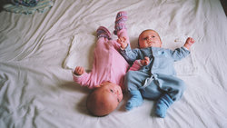 Zwei Babies liegen auf einem Bett; Foto: Kirsty Mackay/INSTITUTE