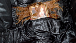 Rothaarige Frau mit einem Portrait auf dem Gesicht im Bett