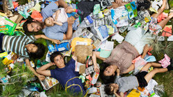 Familie liegt in ihrem Müll von einer Woche; Foto: Gregg Segal
