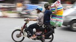 Zwei Vietnamesen auf einem Motorrad