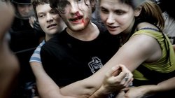 Seit dem Sommer 2013 gibt es in Russland ein Gesetz, das positive Äußerungen über Homosexualität in Medien oder in Anwesenheit von Minderjährigen unter Strafe stellt. Bei Demos dagegen kommt es immer wieder zu Prügelszenen