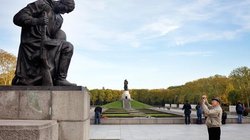 Das Ehrenmal in Berlin-Teptow – im Hintergrund der haushohe Bronzesoldat