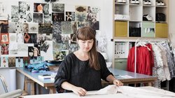 Sommerurlaub im Atelier: Inna Stein vom Berliner Label Steinrohner bereitet die Modenschauen in der Schweiz und Paris