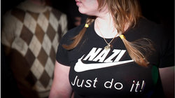 Mädchen mit T-Shirt auf dem ein Nike-Logo zu „Nazi“ abgewandelt worden ist