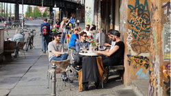 Hipster im Straßencafé in Berlin
