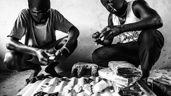 Nigerianische Schmuggler präparieren Kokain für den Transport 