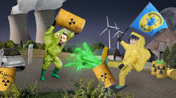 Collage, in der zwei Personen in Schutzkleidung mit Atommüllfässern gegeneinander kämpfen