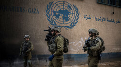Israelische Soldaten eskortieren Journalisten bei einer organisierten Tour durch den Gazastreifen