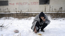 Flüchtling isst im Schnee