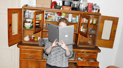 Frau nutzt Laptop als Buch (Foto: Renke Brandt)