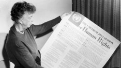 Eleanor Roosevelt mit der Menschenrechtserklärung