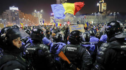 Polizei und Demonstranten in Bukarest