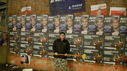Wahlkämpfer des Front National vor einer Plakatwand