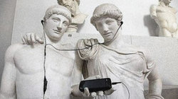Antike Statuen hören Musik vom Smartphone