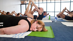 Frauen beim Yoga: Ist Wellness eine Ideologie geworden?