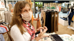 Eine junge blinde Frau beim Shoppen